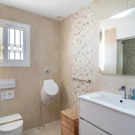 Mit Privatpool Fuer 6 Personen Ca 120 Qm In Nerja, Andalusien Costa Del Sol בית נופש